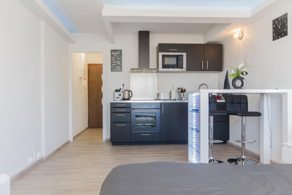 Sweethome Dijon - Black & White Exterior photo